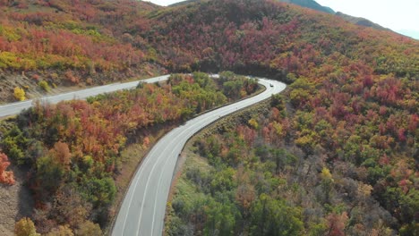 Empuje-Aéreo-De-Automóviles-En-La-Carretera-Del-Cañón-De-Emigración-Durante-El-Otoño-En-Utah,-EE.UU.