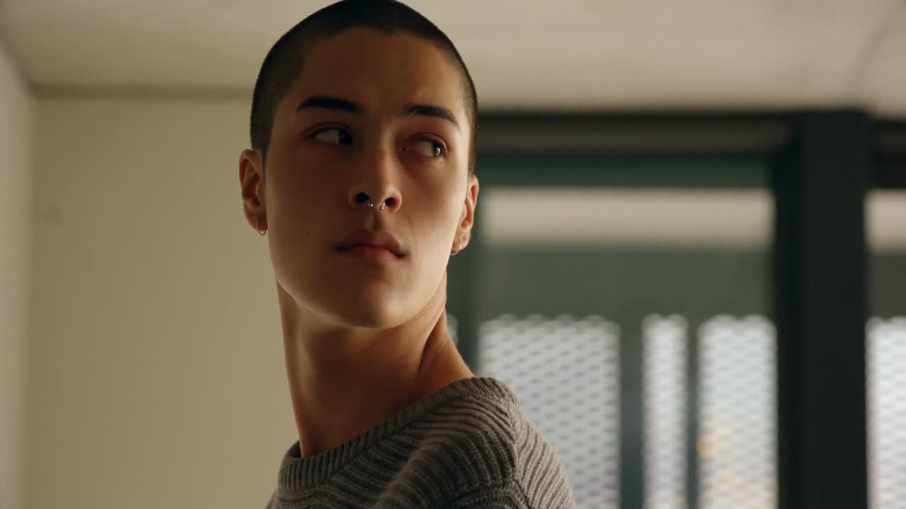 집에서 멀리 보이는 남자 4k