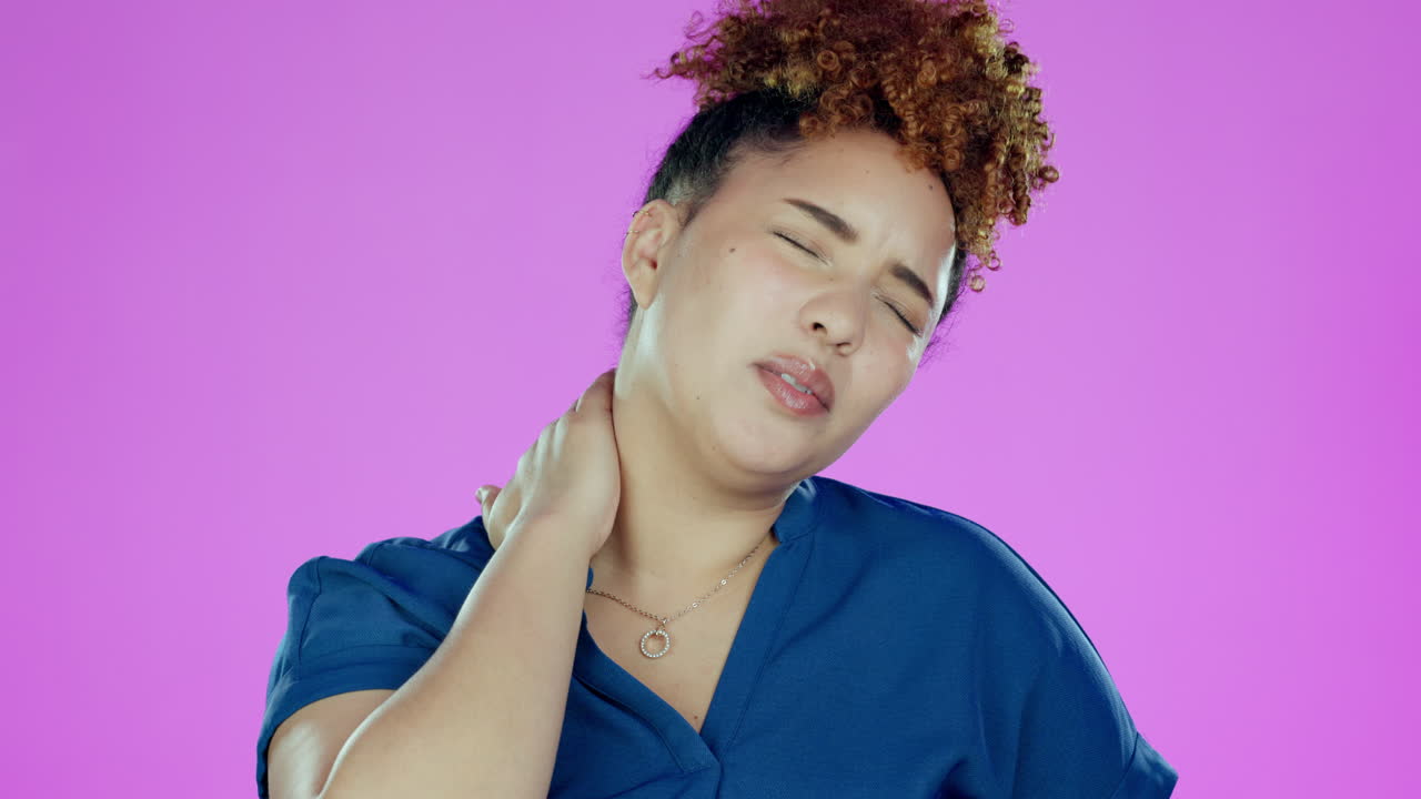 dolor de cuello, mujer negra y agotamiento de un joven