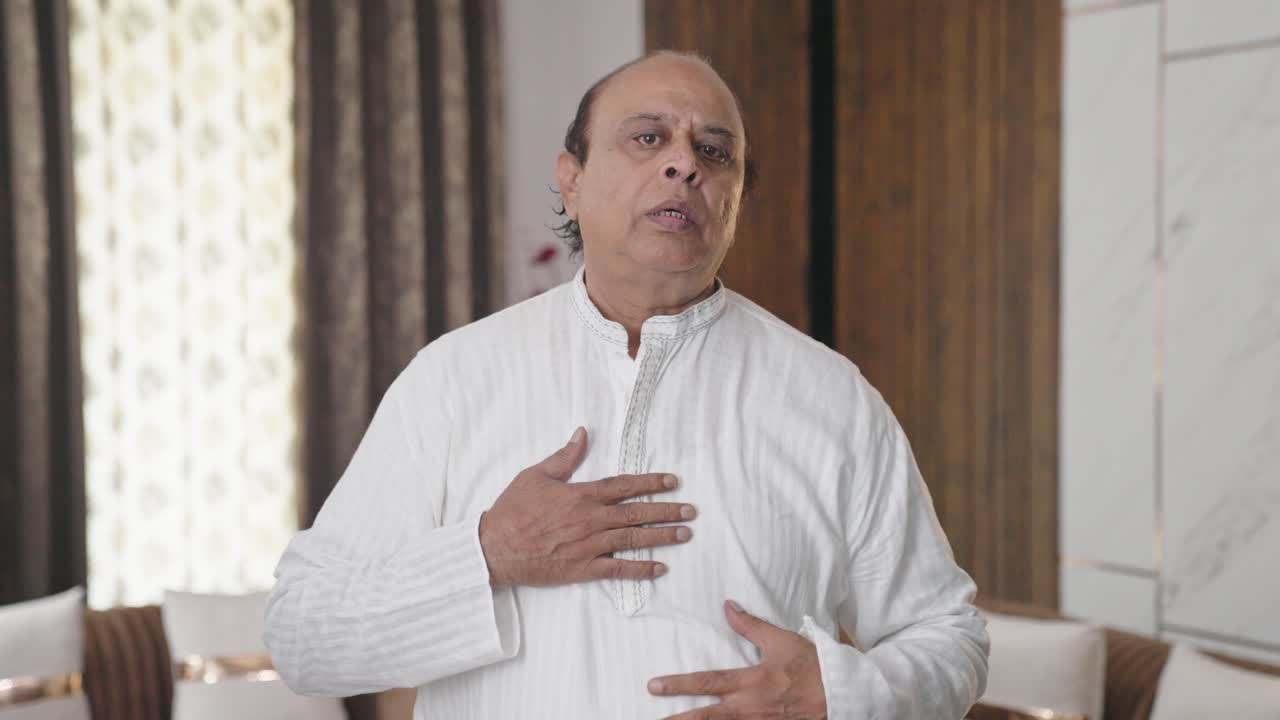 viejo hombre gordo indio preparándose para salir