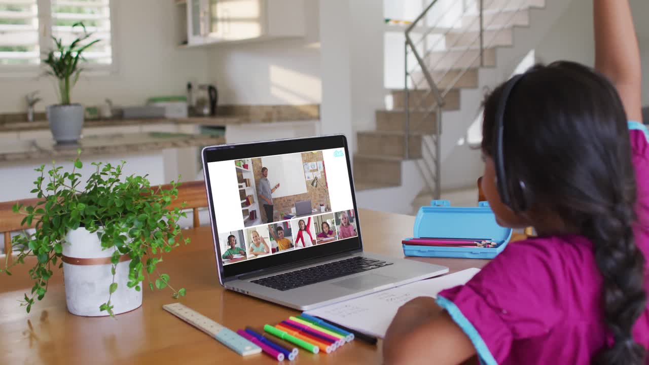 estudiante que usa una computadora portátil para una lección en línea en casa, con un maestro y una clase diversos en la pantalla
