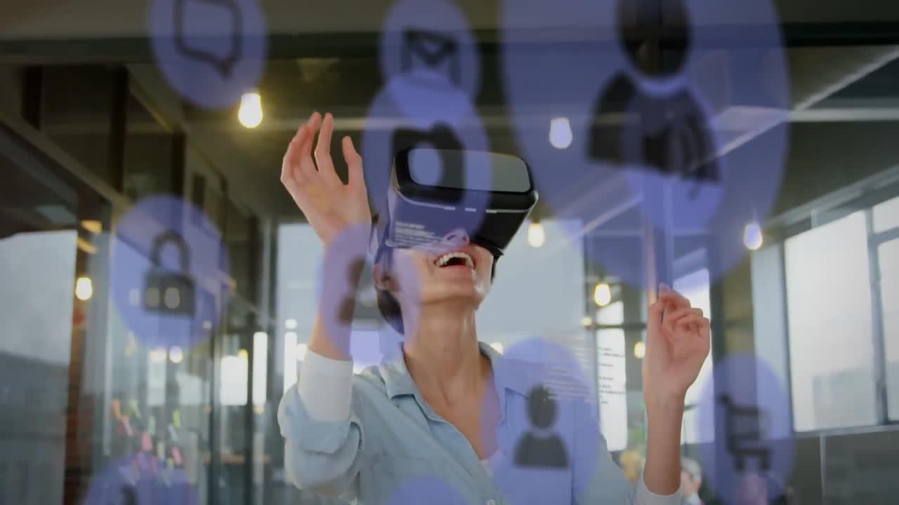 Blå digitale ikoner og databehandling foran en kaukasisk forretningskvinde iført VR-headset på kontoret.