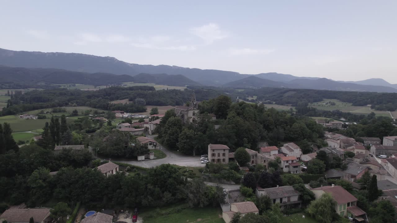 video con un dron volando una iglesia en forma circular