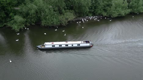 Ferry-Para-Turistas-Que-Visitan-La-Catedral-De-Worcester