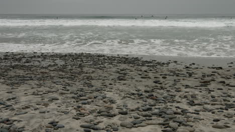 relaxing waves gently wash over a pebbly beach in encinitas, california. the rhythmic motion, natural textures, and coastal soundscape create a serene, meditative atmosphere.