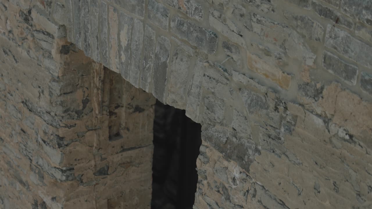 외벽만 남아 있는 오래된 유산 석조 건물의 외관을 닫습니다.