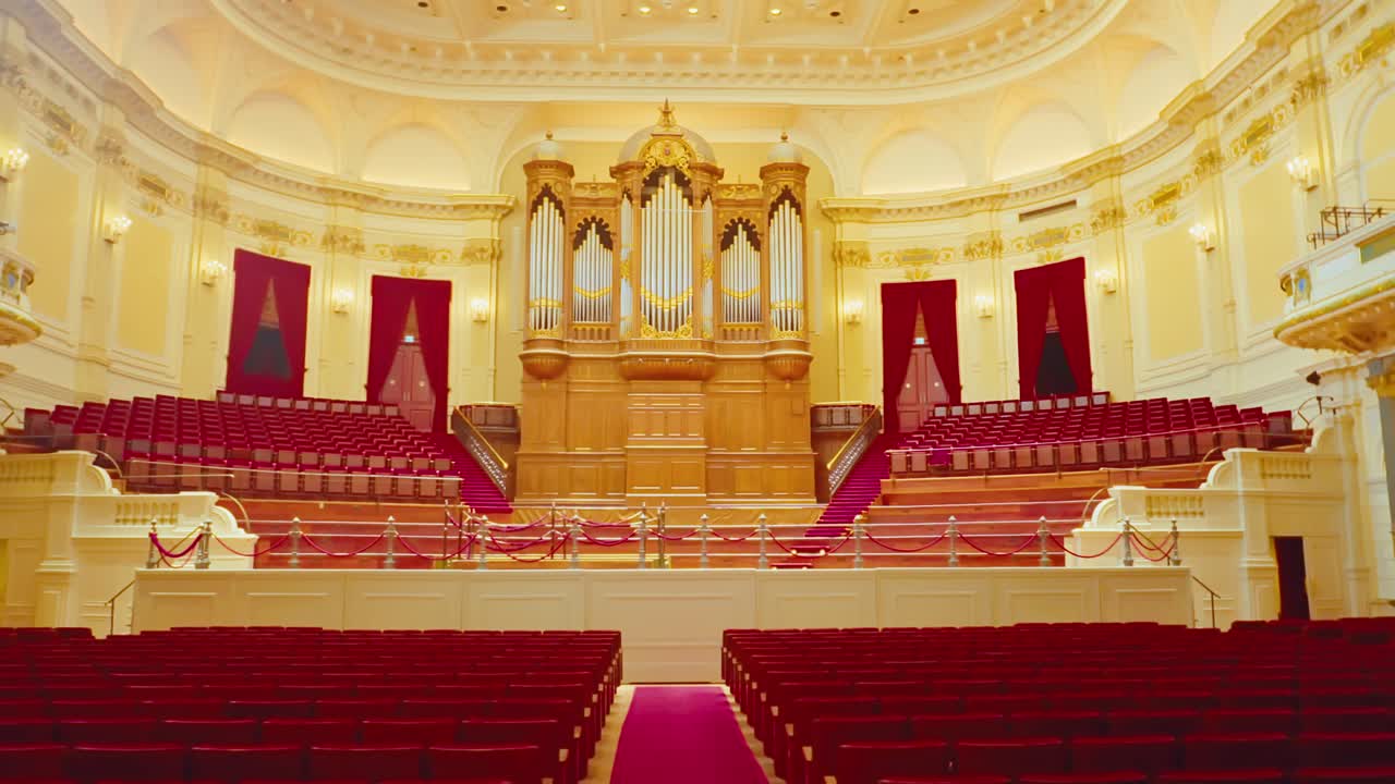 interior épico holandés del famoso concertgebouw de ámsterdam con escenario y órgano
