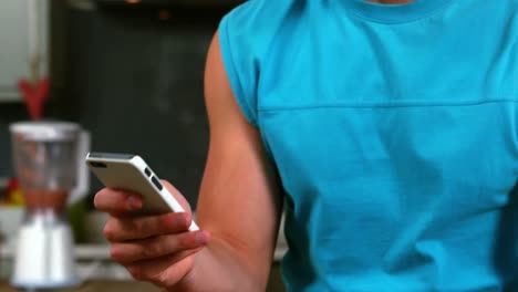 hombre guapo con smartphone