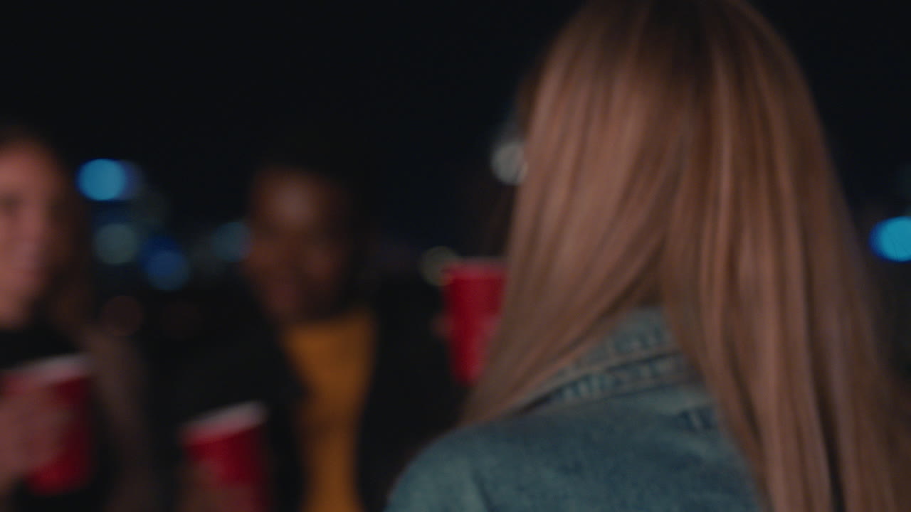 hermosa mujer caucásica besándose con la cámara amigos bebiendo alcohol juntos haciendo brindis disfrutando de la reunión de amistad pasando el rato en la fiesta de la azotea por la noche