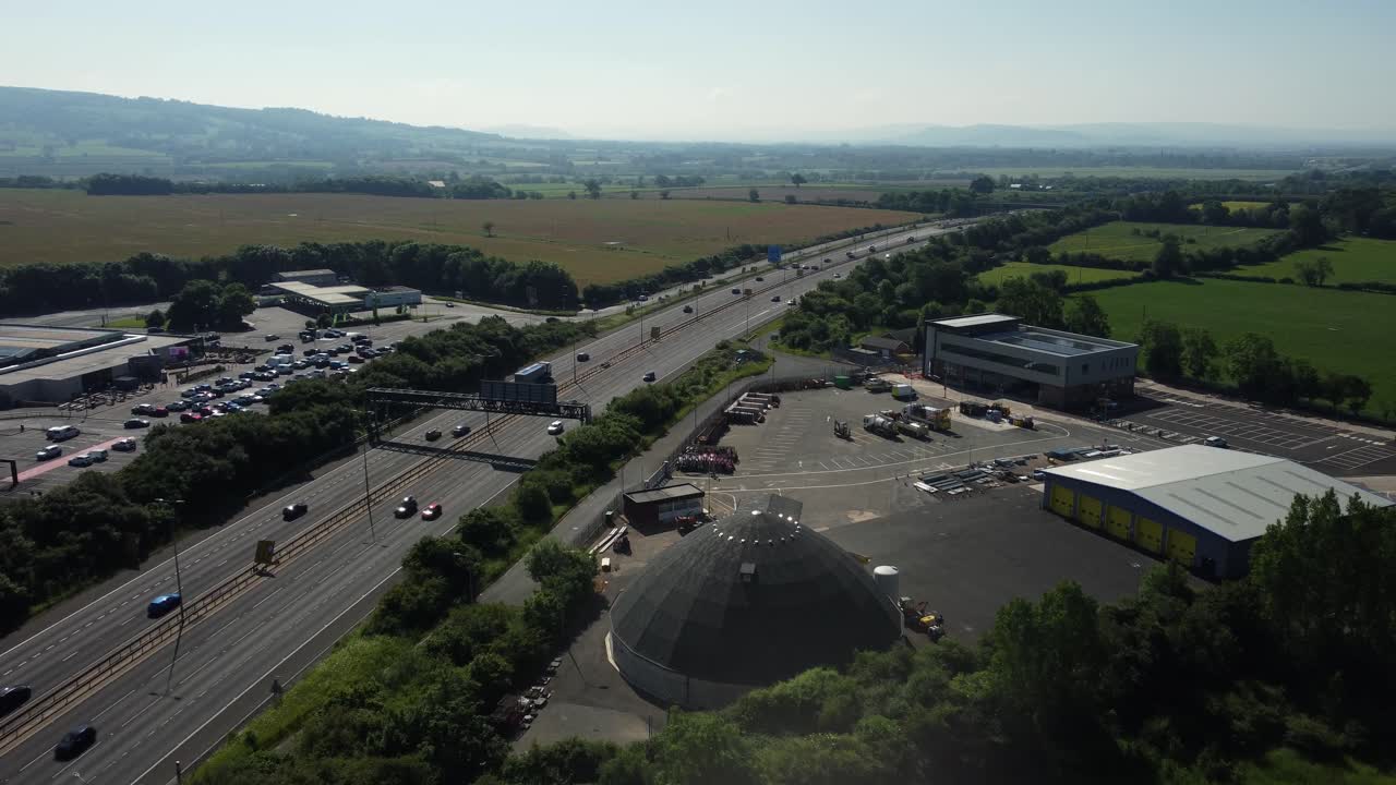 교통과 주변 풍경이 있는 고속도로의 공중 사진