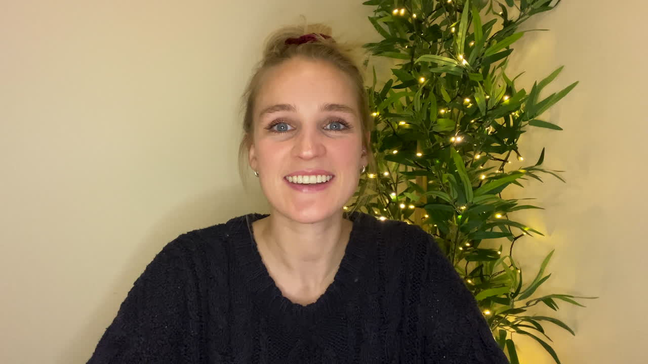 화상 통화에 참여하고 카메라에 직접 친구와 이야기하는 젊은 여성