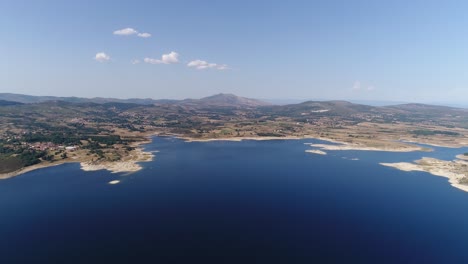 Lago-Azul-En-Lo-Alto-De-Las-Montañas