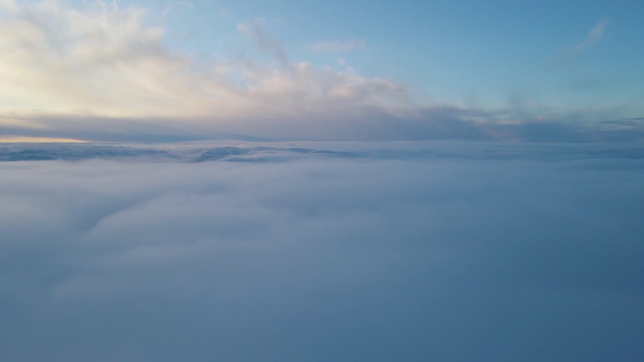 해질녘 구름 위의 드론 영상