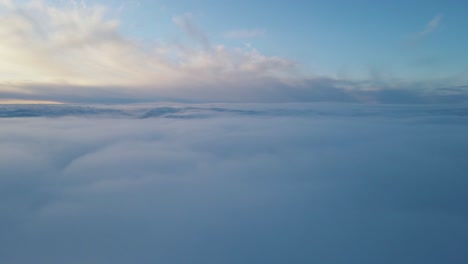 Drohnenaufnahmen-über-Den-Wolken-Bei-Sonnenuntergang