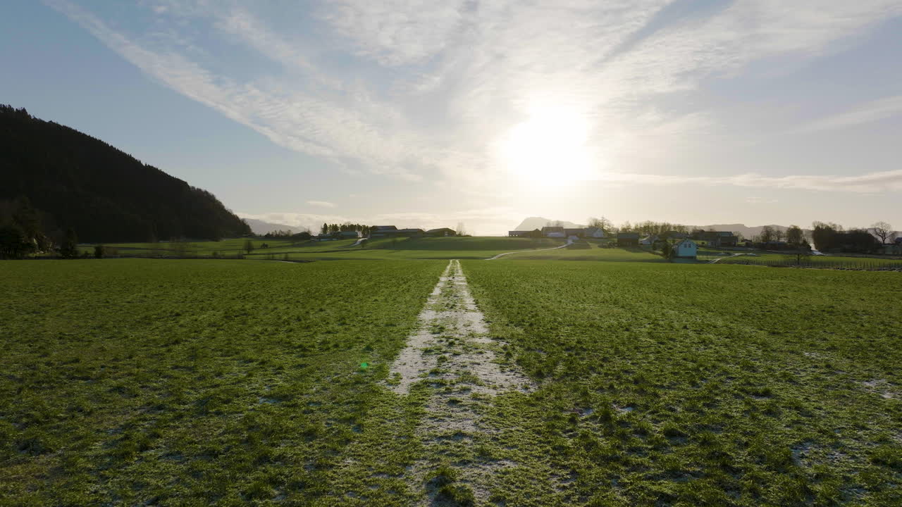 노르웨이 농장의 진흙밭 위로 날아가는 드론