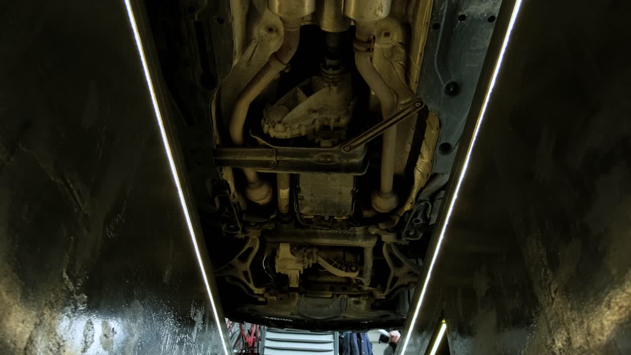 inspección o reparación del tren de aterrizaje del automóvil en un garaje