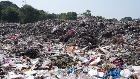 basura y desechos en el área de vertederos en india que causan peligros ambientales