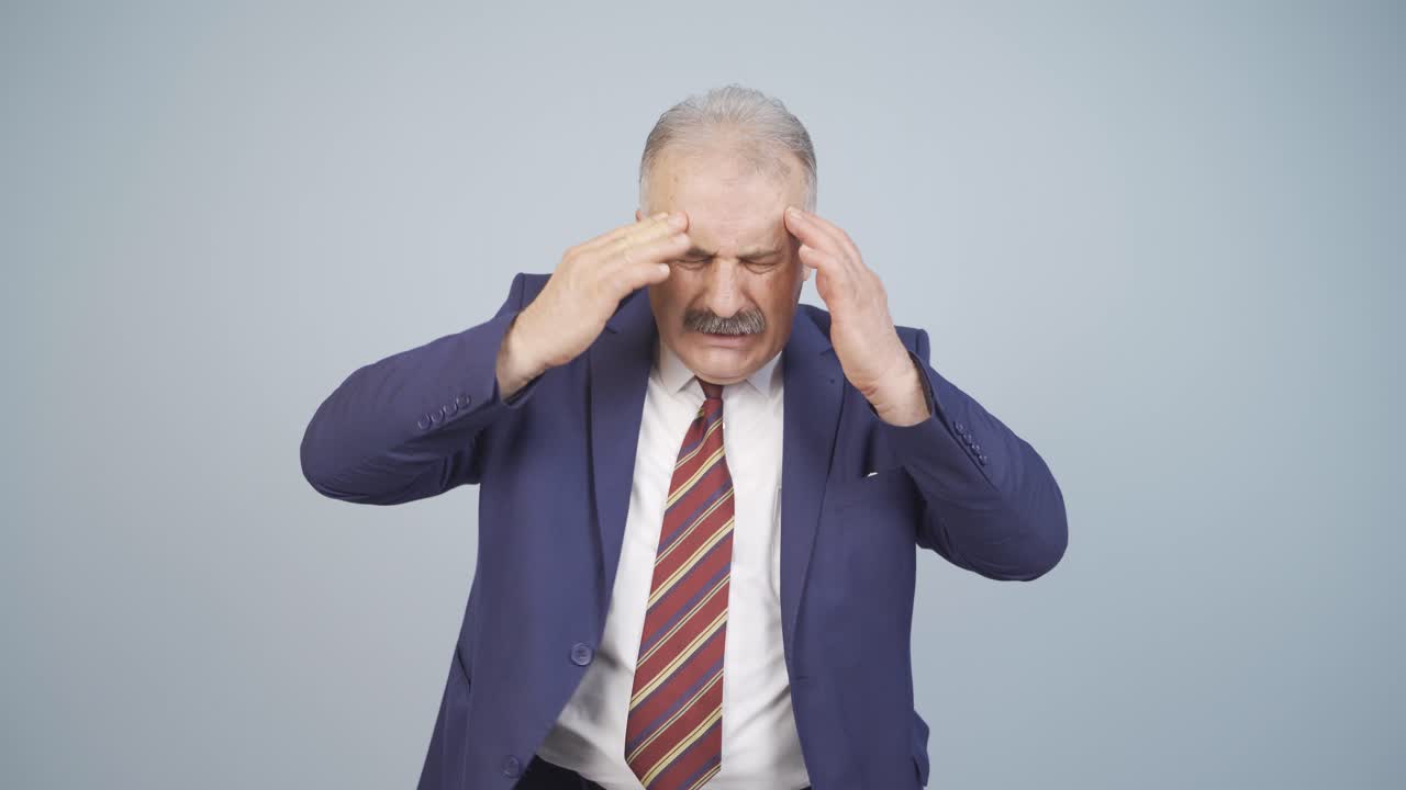 hombre de negocios con migraña.