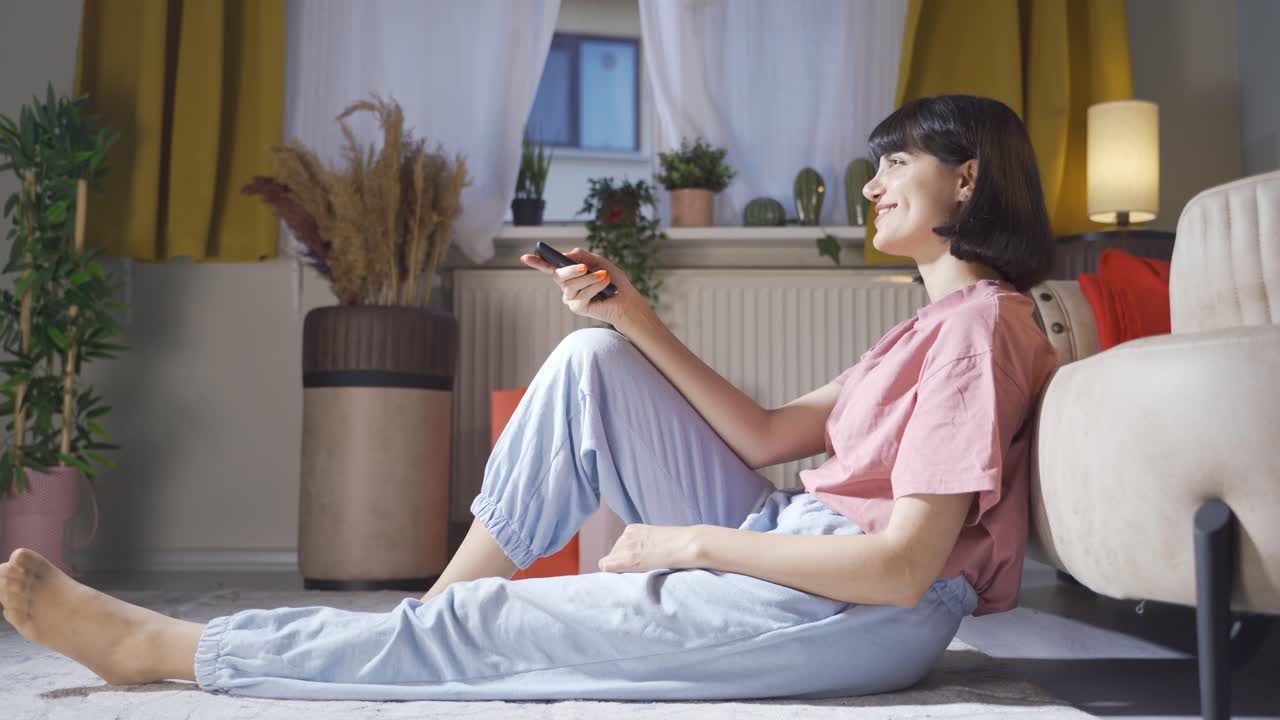 tv를 보는 여자는 뉴스를 좋아하고 승인합니다.