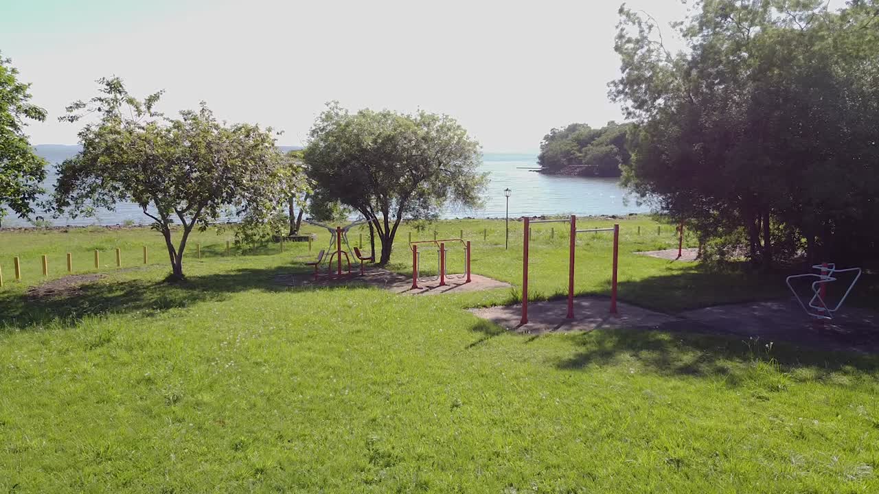 Inquadratura che rivela un parco studentesco di un campus universitario cristiano in Argentina
