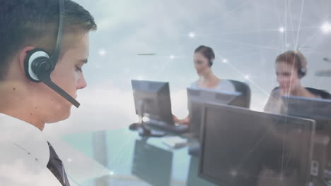 animazione della rete di connessioni su persone d'affari che utilizzano cuffie telefoniche