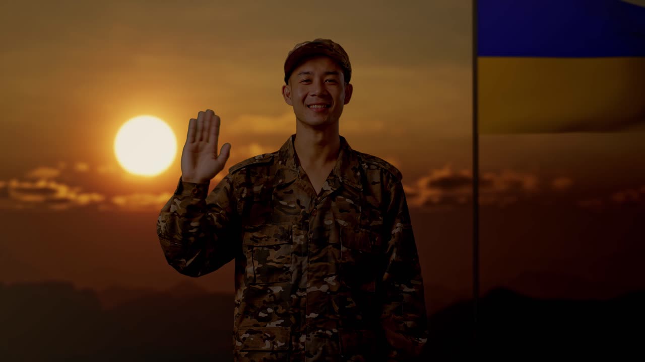 우크라이나 군인이 해가 지면 환영합니다.