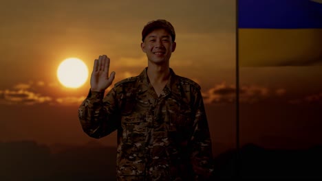 soldado ucraniano dando la bienvenida al atardecer