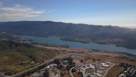 antena de montañas y lago del embalse de crystal springs en san mateo, california con vista panorámica