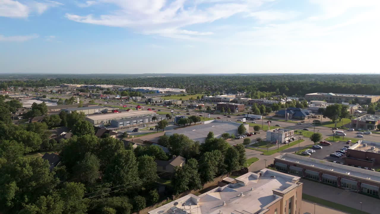 Drohnenaufnahme über South Tulsa in der Nähe von South Memorial und E 106th – wo sich Bürogebäude, Geschäfte und Wohnhäuser in baumbestandene Straßen und entspannte Oklahoma-Vibes einfügen