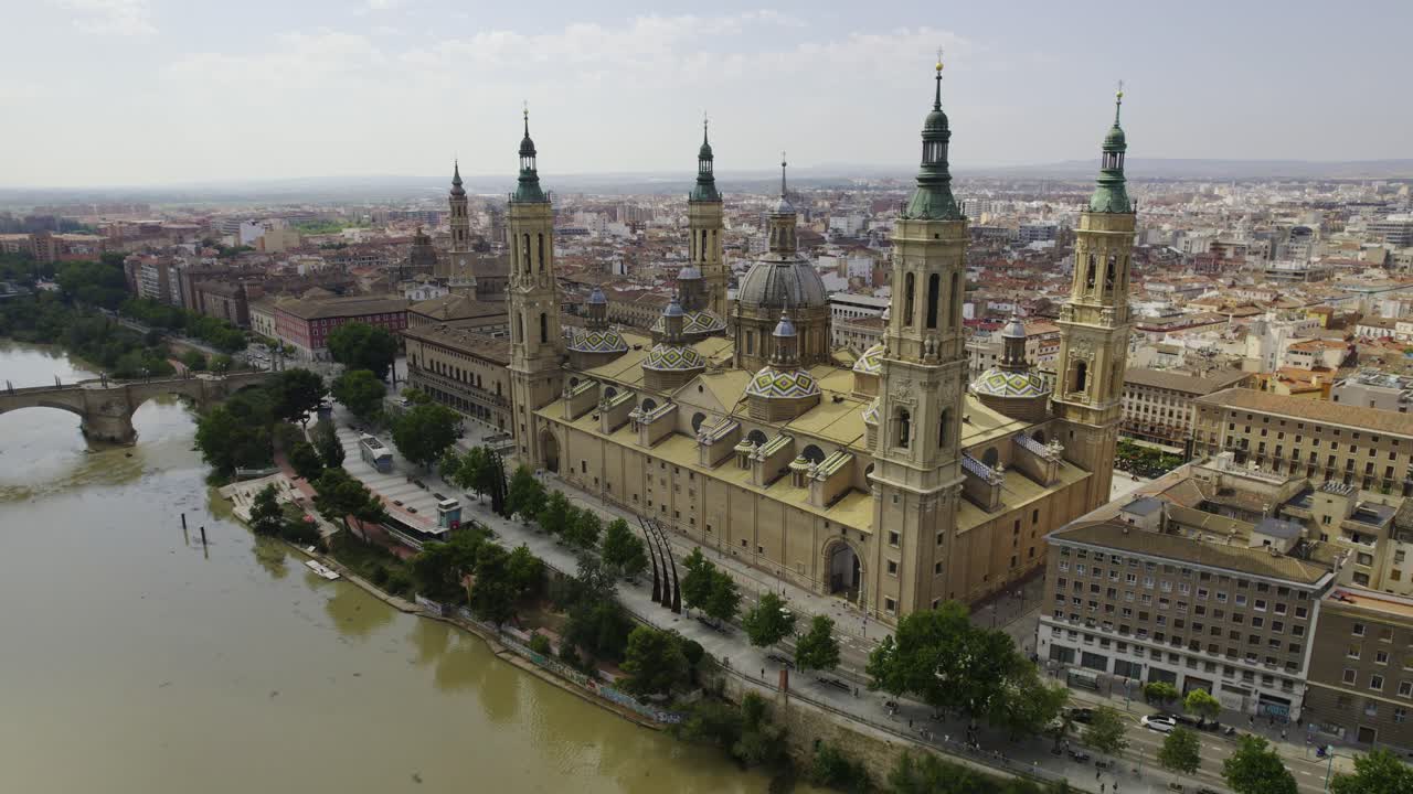 Veduta aerea della Basilica di Nostra Signora del Pilar a Saragozza, Spagna