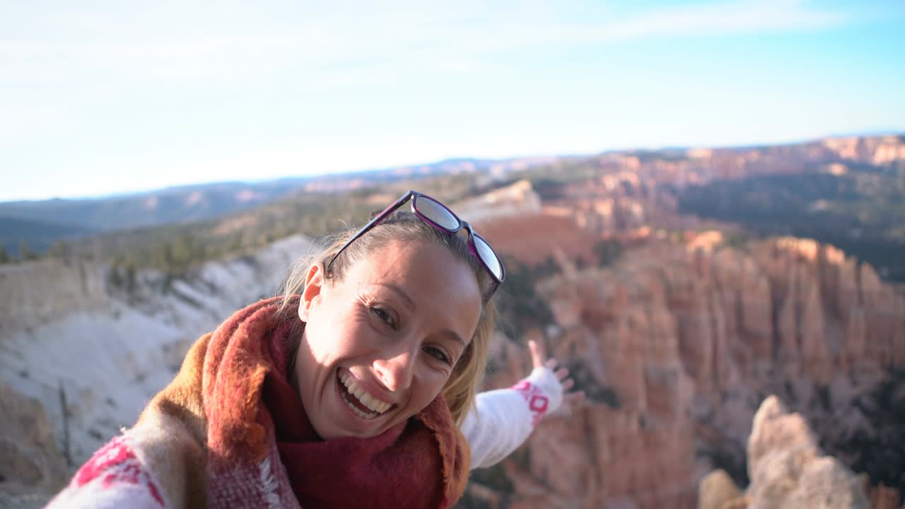 joven tomando una foto de selfie al amanecer en la parte superior del cañón de red rock