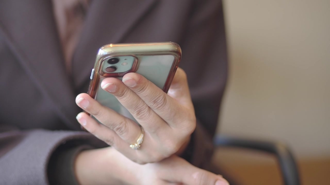 Persona che usa lo smartphone in un ambiente professionale