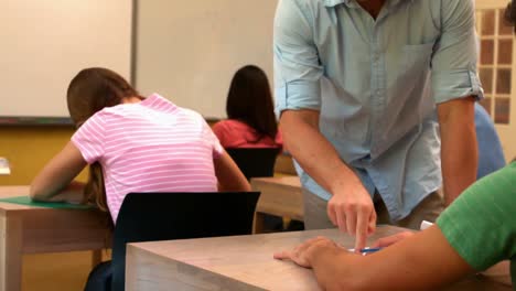 maestro ayudando a un estudiante en clase