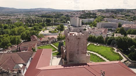 Antenne-Nähert-Sich-Dem-Bergfried-Von-Schloss-Chaves,-Portugal