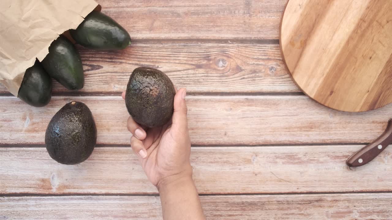 Abacates em uma Mesa de Madeira