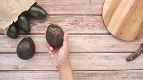 aguacates en una mesa de madera