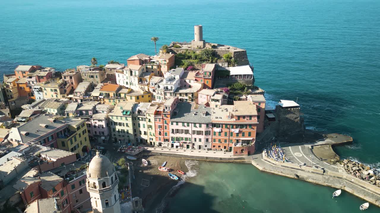 베르나자 타워 와 도리아 타워 의 아름다운 공중 촬영 - 피네 테레, 이탈리아