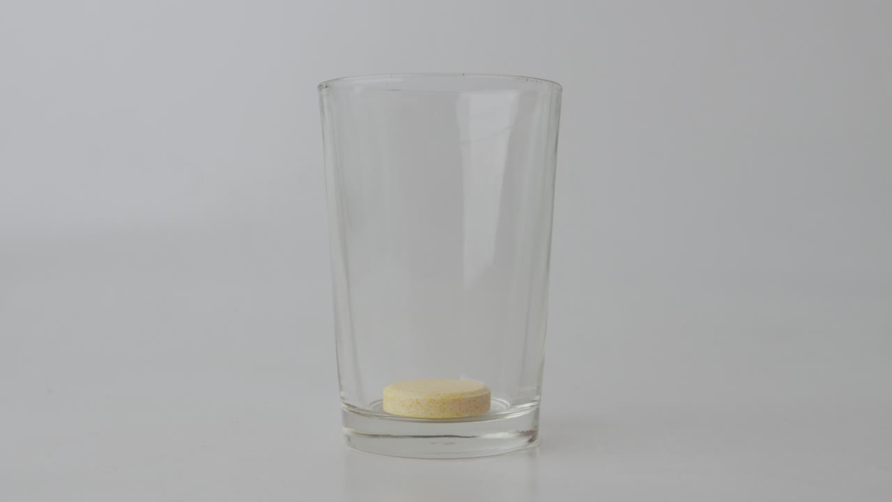 투명한 유리 위에 떨어지는 노란색 거리는 태블릿