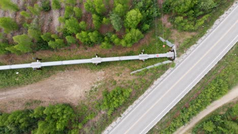 4K-Drohnenvideo-Der-Trans-Alaska-Pipeline,-Die-Unter-Der-Fahrbahn-In-Fairbanks,-Ak,-An-Einem-Sonnigen-Sommertag-Kreuzt-7