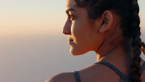 mujer de cerca en la cima de la montaña mirando la vista del océano al atardecer niña disfrutando de la paz al aire libre contemplando el viaje