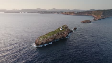 formación rocosa natural de punta de el toro en el archipiélago de las islas baleares