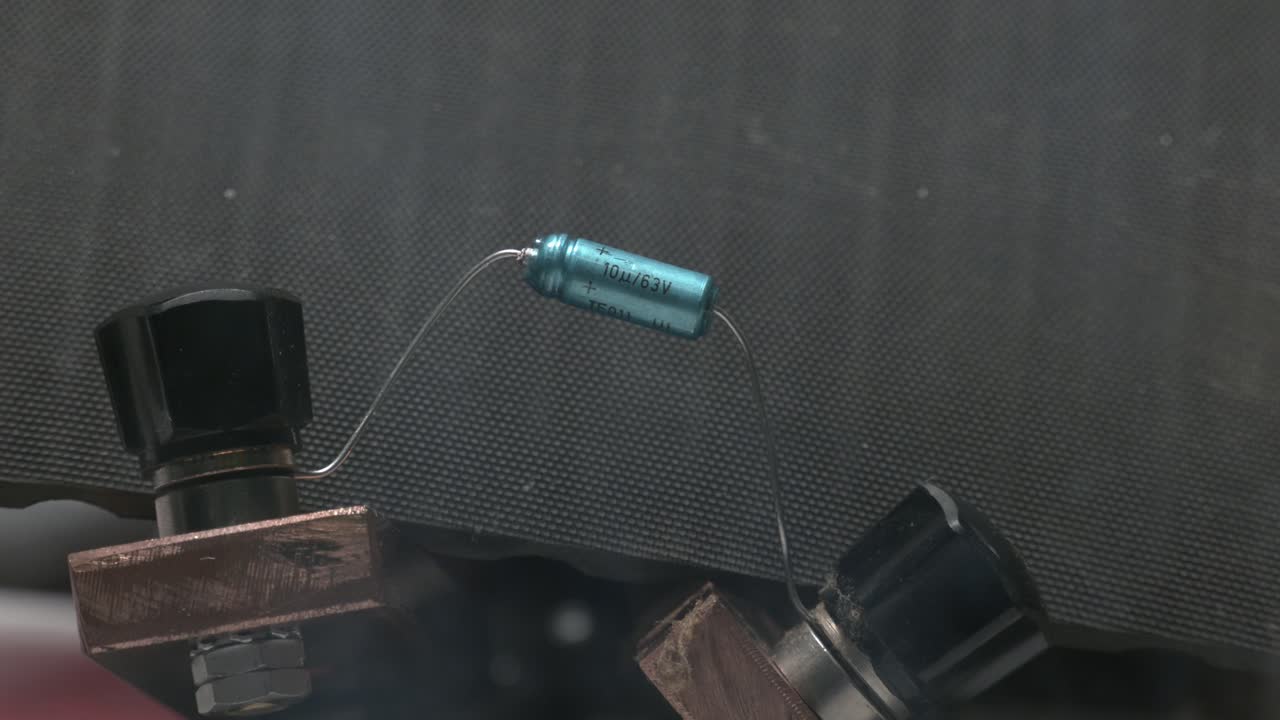 실험실에서 스트레스 테스트 동안 저항 부분 설정에 대한 자세한 촬영 끝에 폭발하는 테이블에