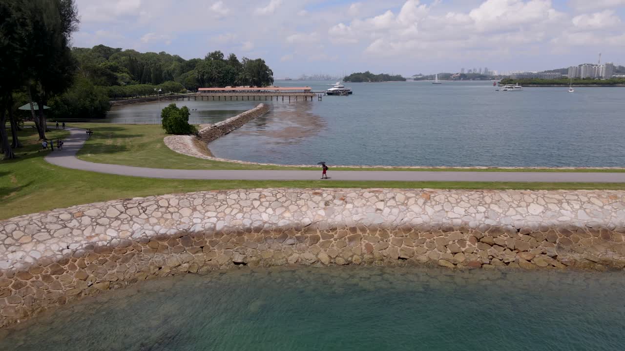 싱가포르에서 낮에 세인트 존 - 나사로 다리에서 걷는 사람들