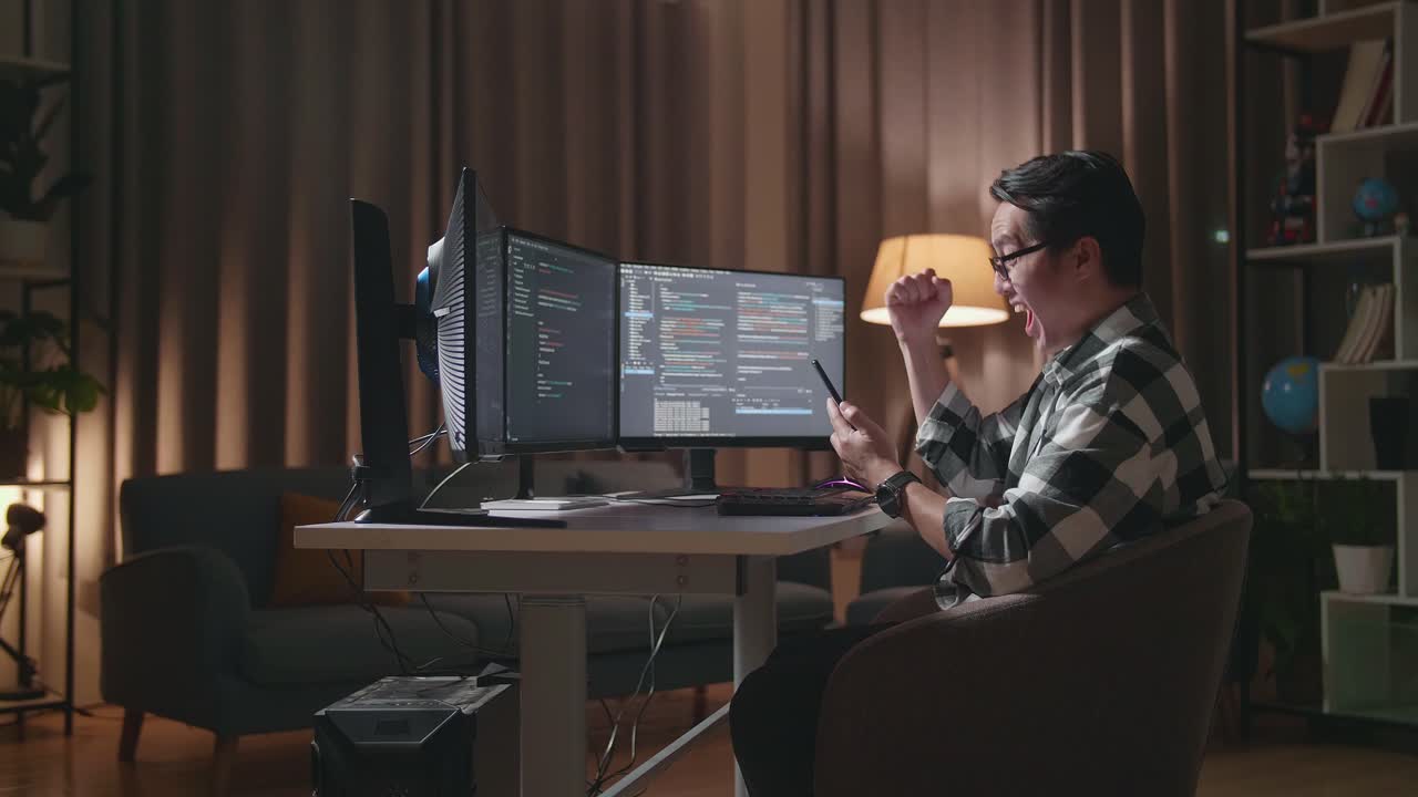 programador emocionado celebrando el éxito por la noche