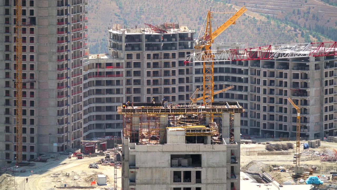 Trabajadores de la construcción en la cima de una obra de edificio de gran altura
