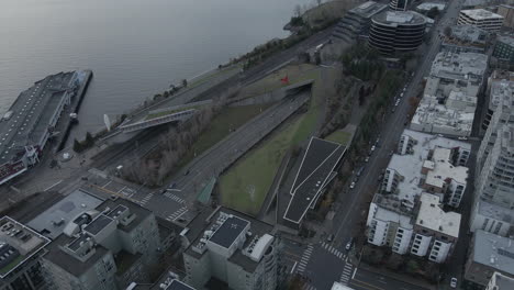 Toma-Aérea-Volando-Sobre-El-Muelle-De-Seattle-Panorámica-Hacia-Abajo