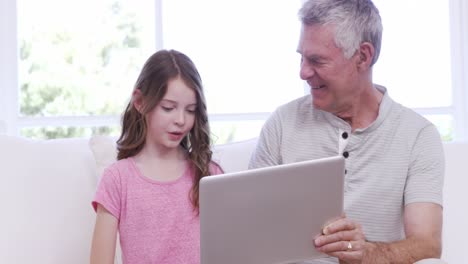 Abuelo-Y-Nieta-Usando-Tableta