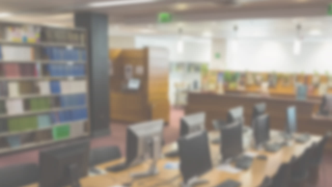 animación de texto de matemáticas y sombreros de graduación cayendo sobre estudiante caucásica con libros