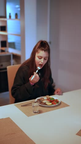 una mujer cenando.