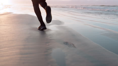 Fitness,-Strand-Oder-Beine-Beim-Cardio-Lauf-Im-Sand